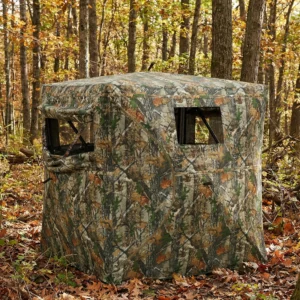 CampGlut Hunting Blind für 2 Personen im Wald getarnt.