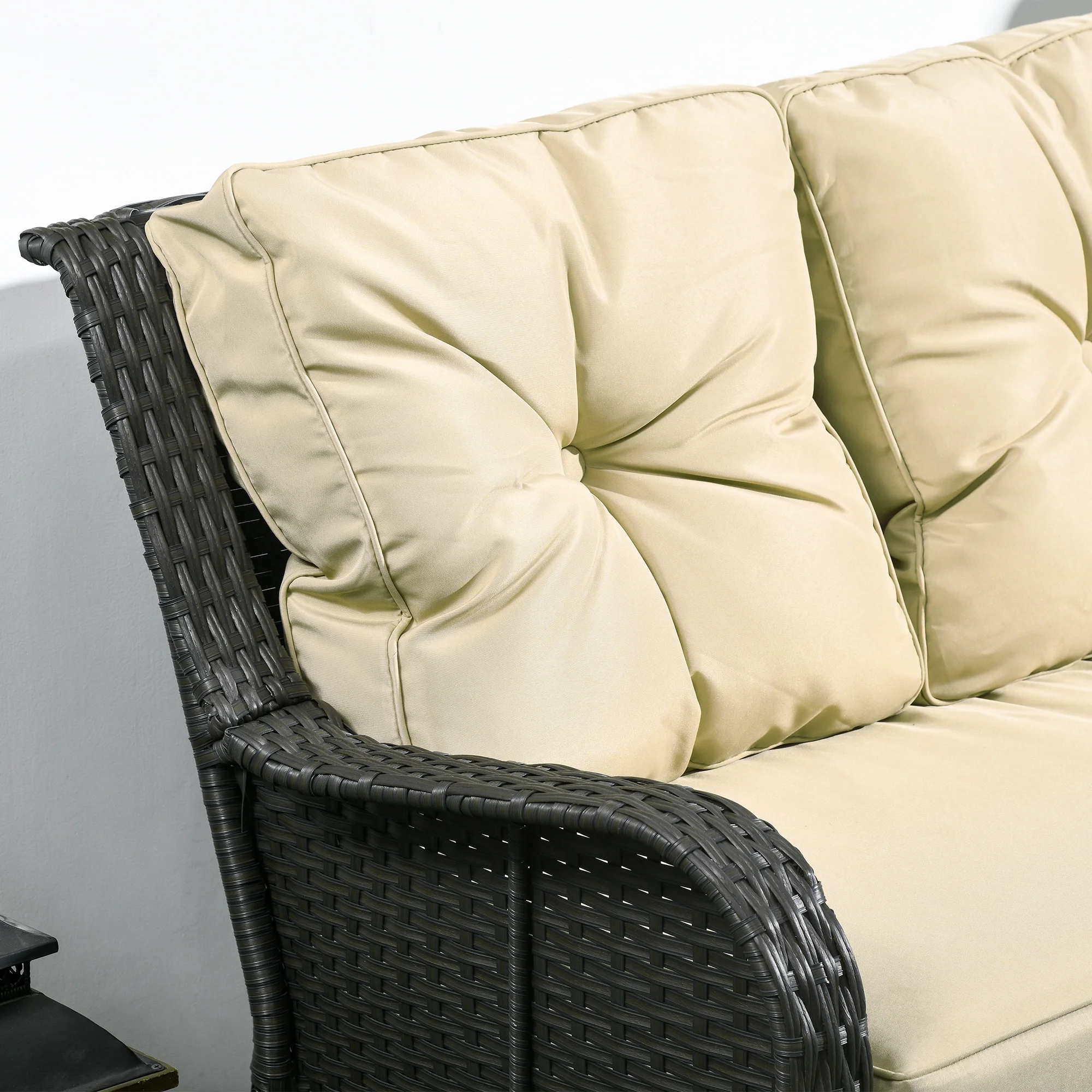 CampGlut beige 2-Sitzer Polyrattan Couch mit 10 cm dicken Kissen.