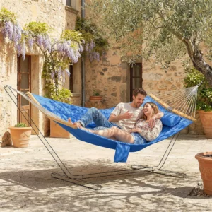 CampGlut Outdoor Hammock 2-Person hängt zwischen Bäumen im Camp.
