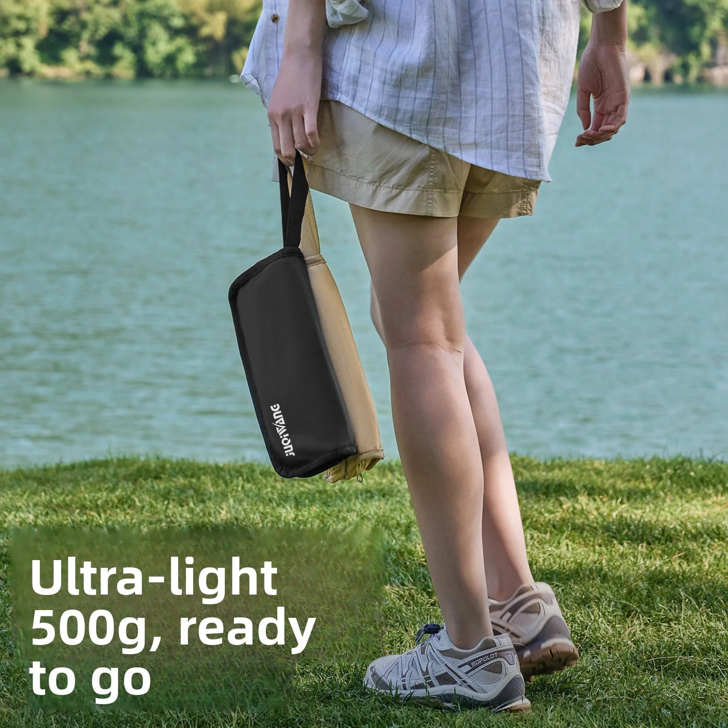 CampGlut Ultra-light Folding Stool im Outdoor-Einsatz.