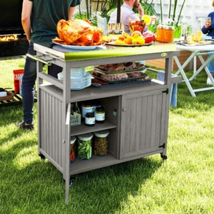CampGlut Outdoor-Grillwagen mit Edelstahlplatte und Massivholz-Kücheninsel auf Rädern.