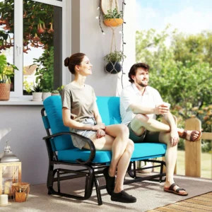 CampGlut Outdoor Glider Bench auf der Terrasse.