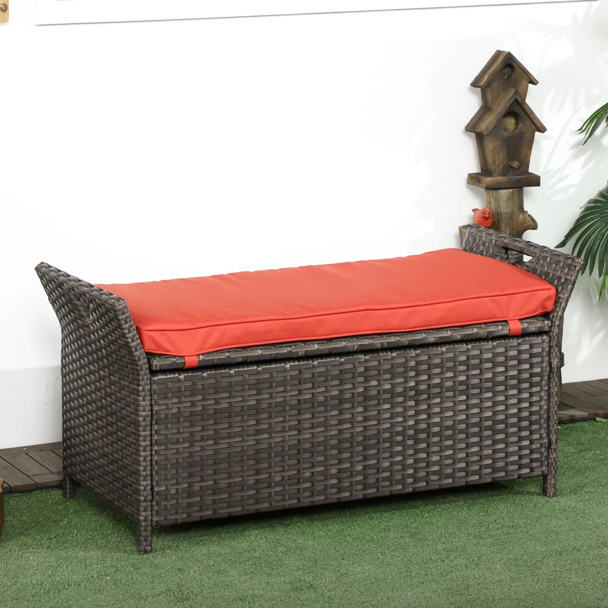 CampGlut Rattan-Box als 2-in-1 Sitz und Stauraum.