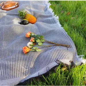 CampGlut Leinen-Picknickdecke ausgebreitet.