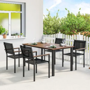 CampGlut Outdoor Dining Set für 4 Personen am Tisch.