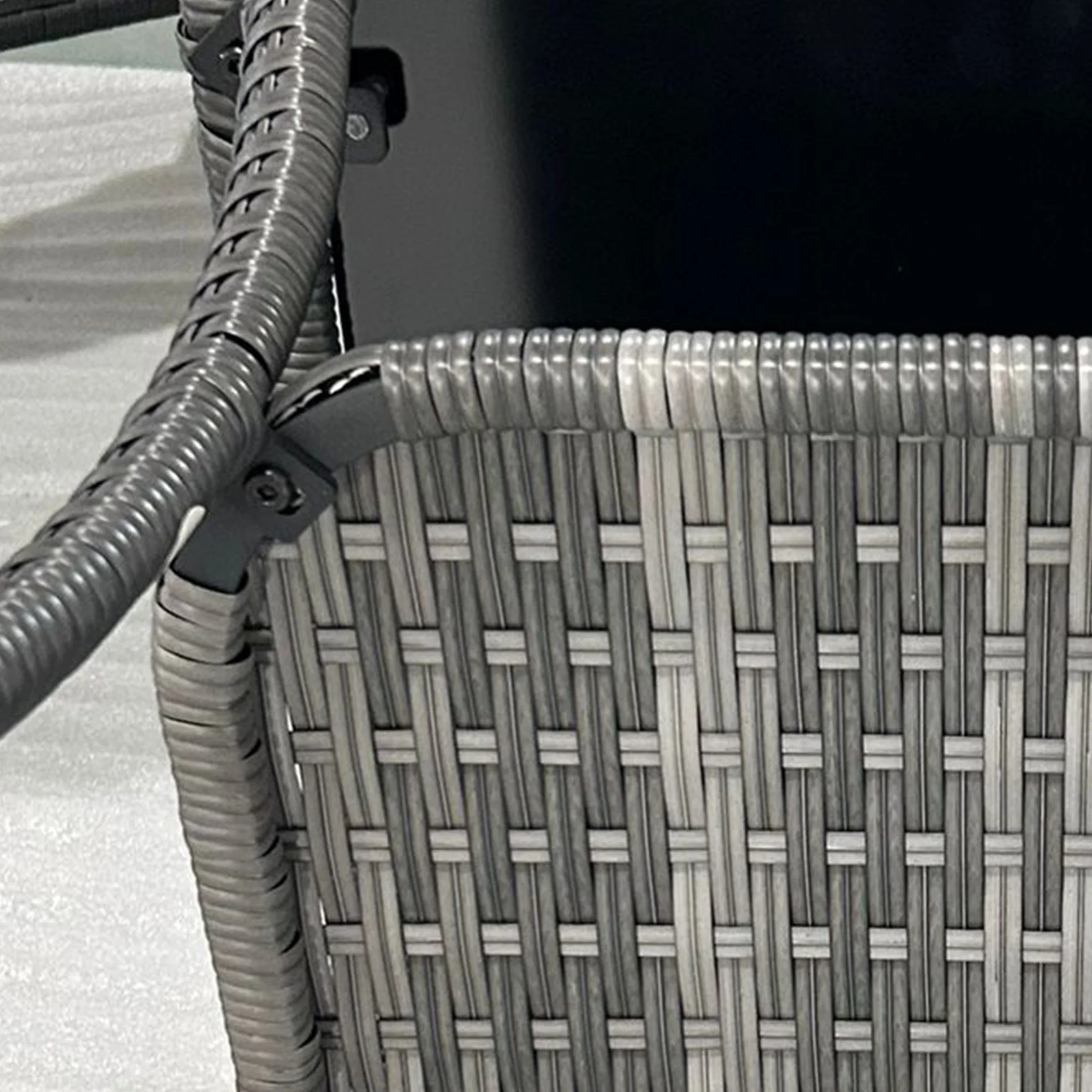 CampGlut Rattan Side Table, ideal für Terrasse.