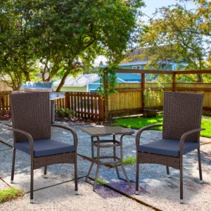 CampGlut blaue PE-Rattan Gartenstühle stapelbar mit Kissen.