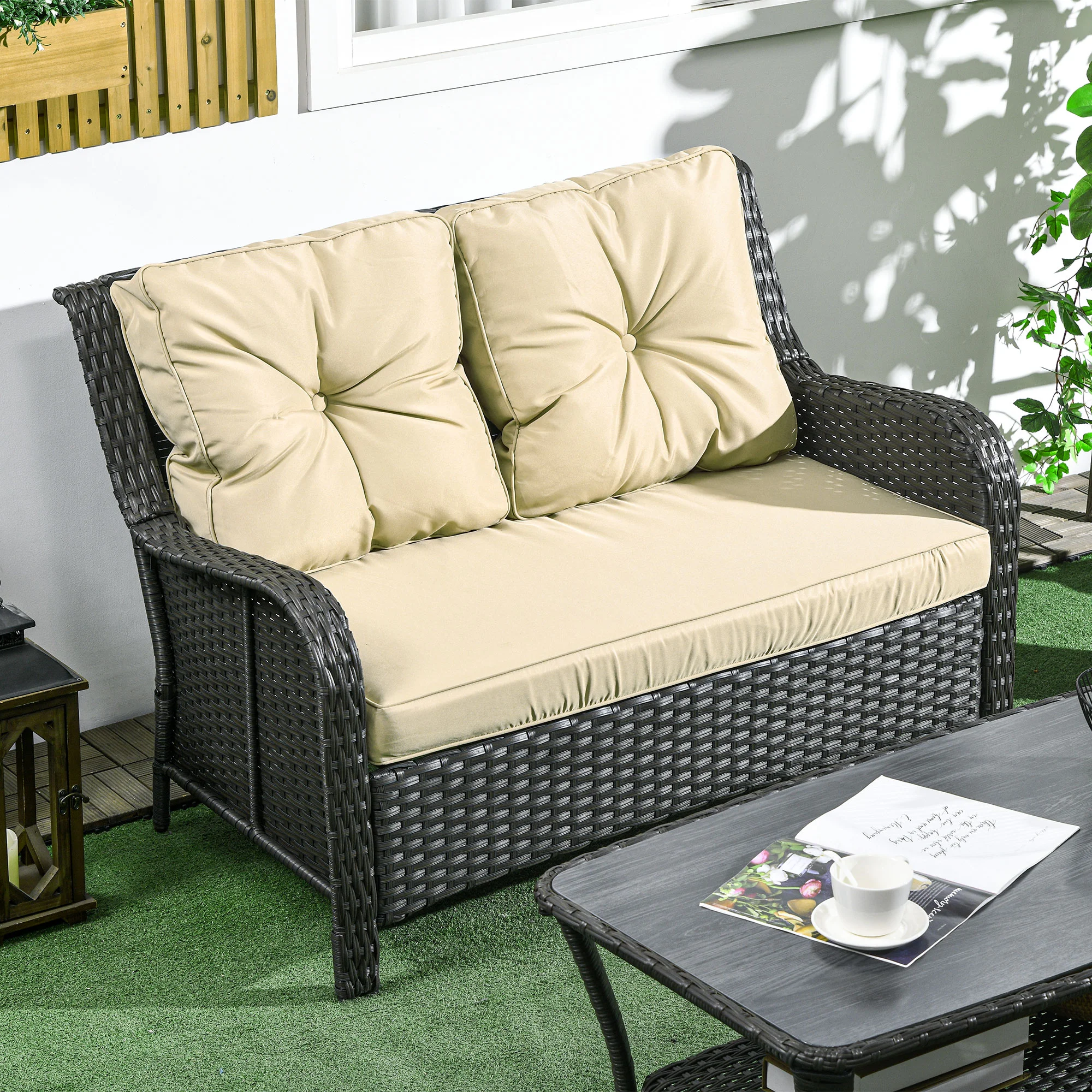 CampGlut beige 2-Sitzer Outdoor Sofa mit 10 cm dicker Auflage.