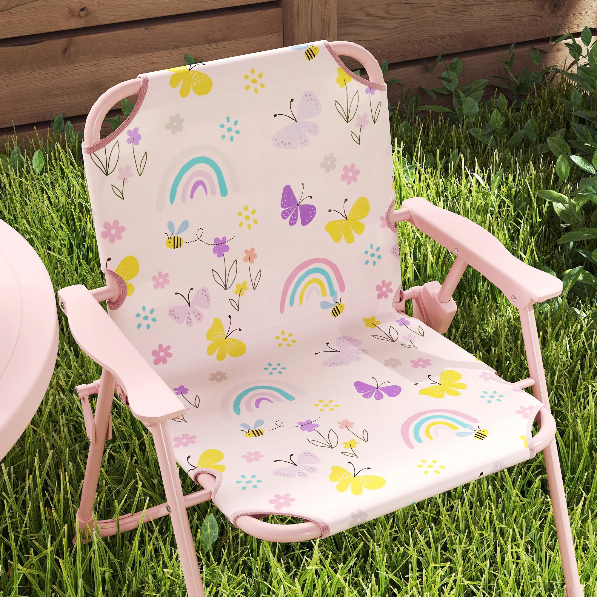 CampGlut Kinderstuhl-Set bunt im Garten stehend.