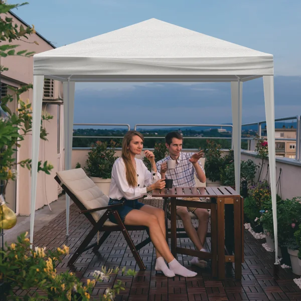 CampGlut Outdoor-Partyzelt mit Dekoration.