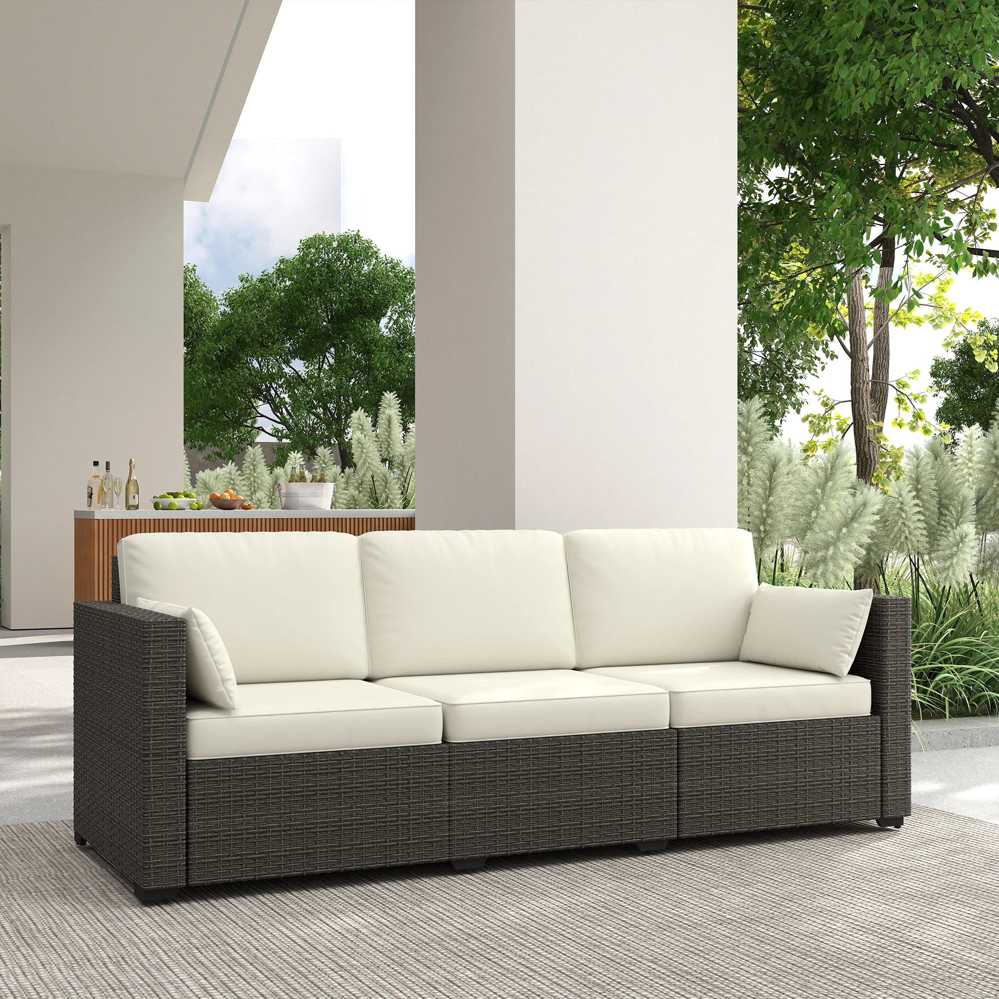 CampGlut Rattan-Couch in Gartenszene, Camping-Stil.