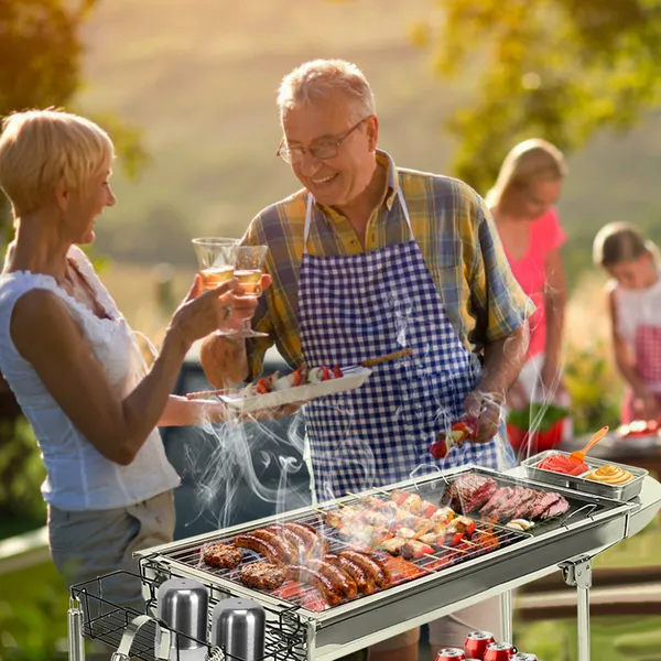 CampGlut Grill mit Ablage und zusammengeklapptem Griff für einfachen Transport.