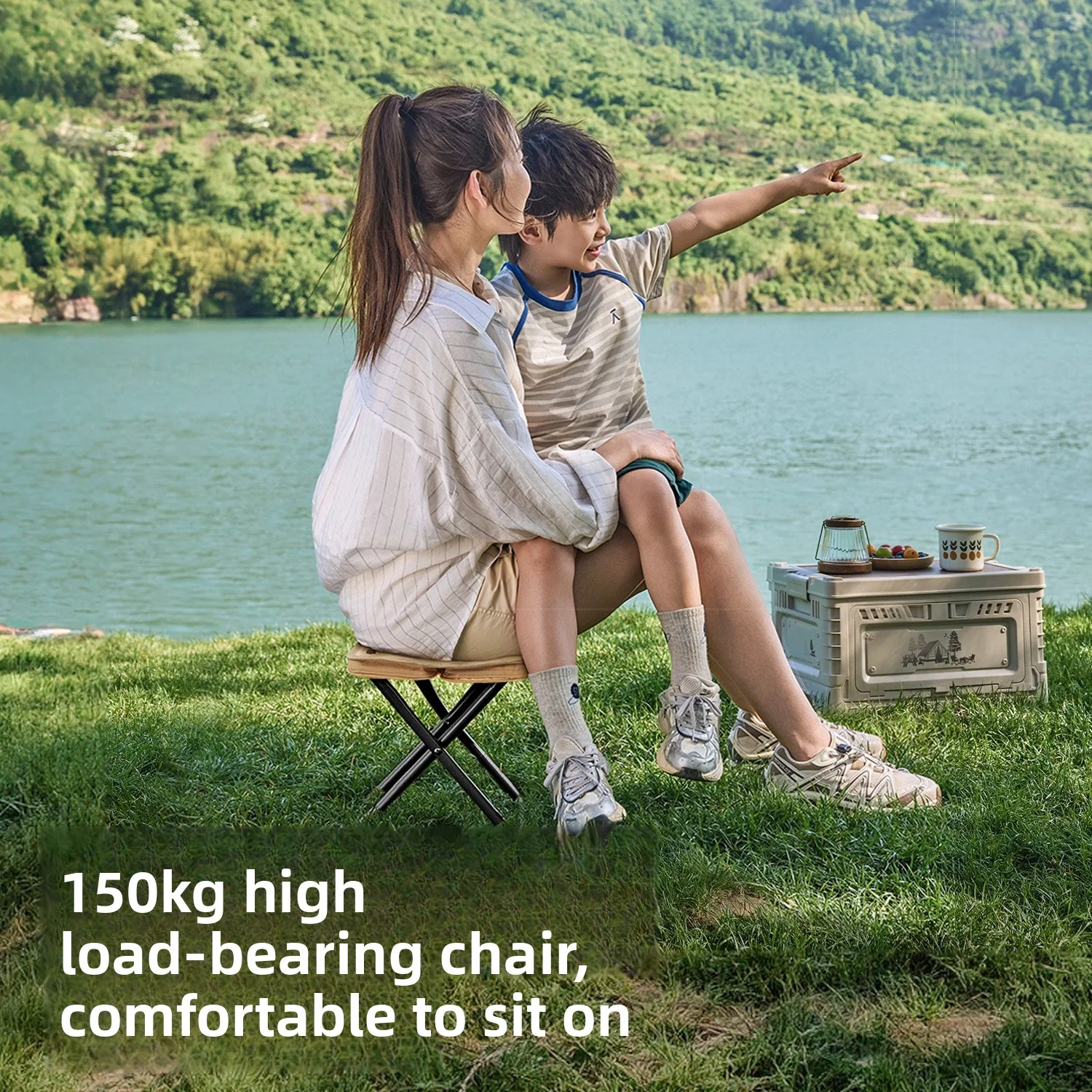 CampGlut Folding Stool in Camping-Umgebung.