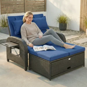 CampGlut Polyrattan-Tagesbett mit bequemen Polstern.